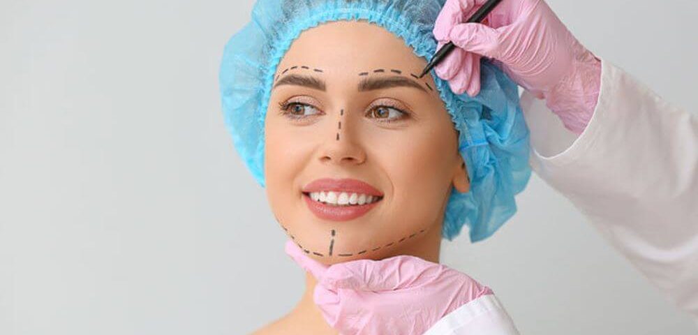 femme prête pour une chirurgie du visage