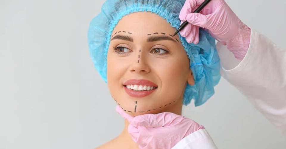 femme prête pour une chirurgie du visage