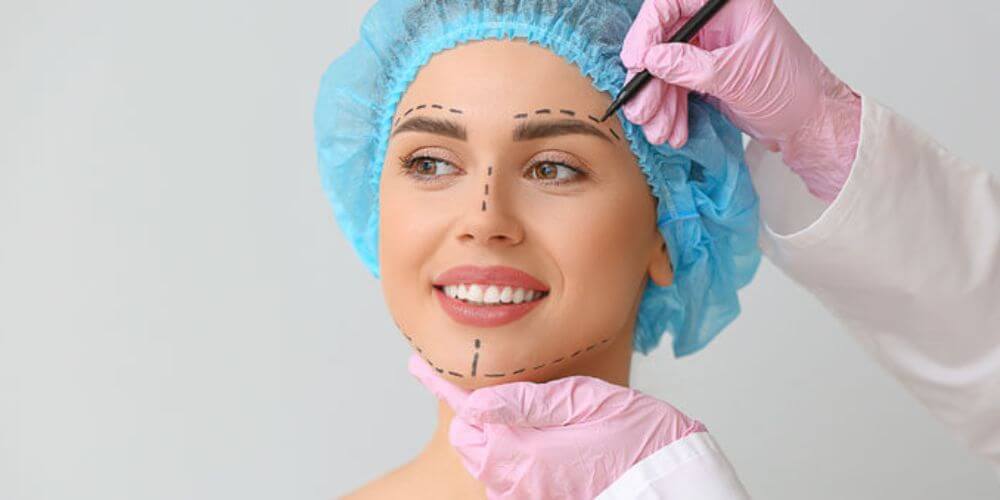 femme prête pour une chirurgie du visage