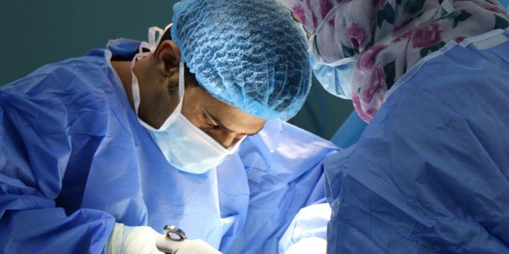 Chirurgien en salle d'opération